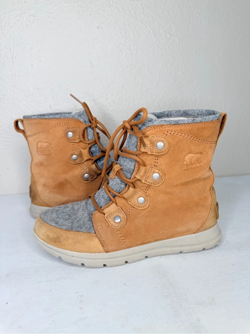 Sorel Joan tan leather gray felt ankle boot
